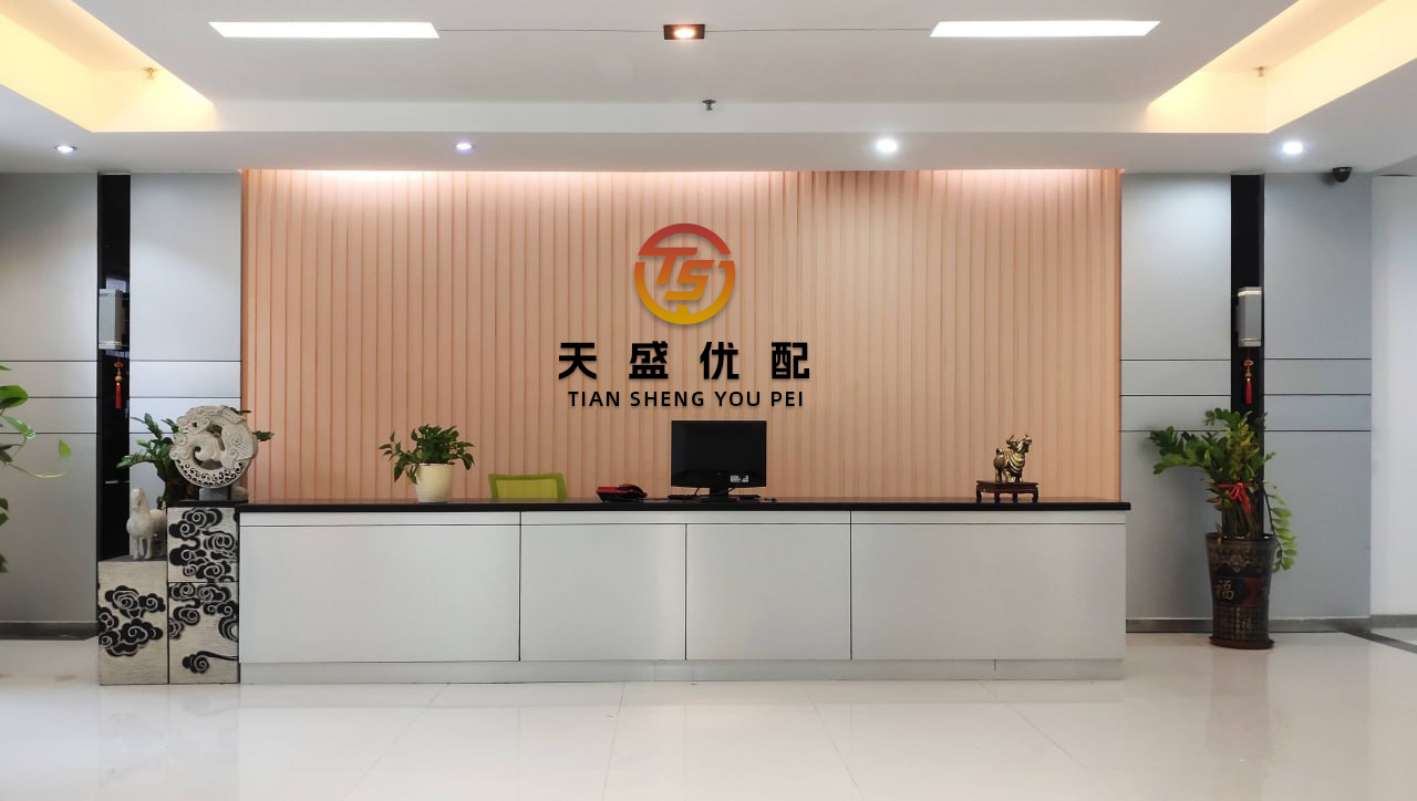 恒盈配资 成都车展变成人展？车模穿着清凉摆大尺度动作，惹火现场观众眼球